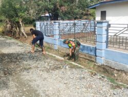 Peduli Lingkungan, Babinsa Alur Alim Gotong Royong Bersihkan Rumput Kanan Kiri Jalan