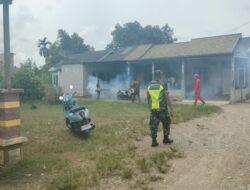 Cegah Demam Berdarah, Babinsa Koramil 06 Manyak Payed Dampingi Fogging