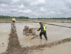 Serda Hendrik, S,  Bantu Petani Membajak Sawah