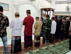 Babinsa Koramil 05 Tamiang Hulu Manunggal Sholat Subuh Berjamaah Bersama Warga