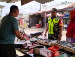 Sertu Jailani, Komsos Bersama Pedagang Ikan Desa Pekan Seruway 