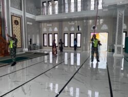 Babinsa Koramil 06 Manyak Payed Gotong Royong Bersama Warga Bersihkan Masjid Nurul Yaq’in