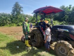 Dampingi Petani Bantu Olah Lahan Sawah, Ini Pesan Babinsa Koramil 08 Rantau 
