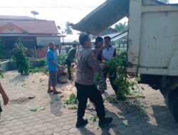 Ciptakan Lingkungan Bersih, Kapolsek Kuala Simpang Pimpin Gotong Royong Bersama Masyarakat 