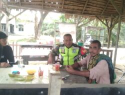 Komsos Di Warung Kopi, Babinsa Koramil 04 Bendahara Himbau Warga Turut Peduli Tentang Menjaga Kamtibmas