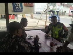 Dengan Senyum Ter, Babinsa Melaksanakan Komsos Dengan Masyarakat