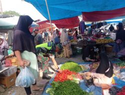 Babinsa Koramil 07 Kejuruan Muda Mengecek Harga Sembako Wilayah Binaan