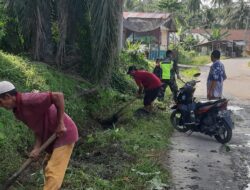 Besama Masyarakat Desa Paya Bedi, Babinsa Koramil 08 Rantau Gotong Royong Bersihkan Parit Dan Bahu Jalan