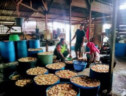 Babinsa Koramil 03/Seruway Laksanakan Pendampingan UMKM Pembuatan Tahu