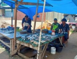 Komsos Degan Pedagang Ikan, Babinsa Himbau Pedagang Tingkatkan Kualitas Pelayanan