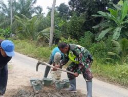 Babinsa Koramil 09/Banda Mulia Bersama Masyarakat Gotong Royong Pembuatan Saluran Irigasi