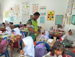 Babinsa Dampingi Program Pemberian Makan Bergizi di Desa Sungai Liput dan Bukit Rata