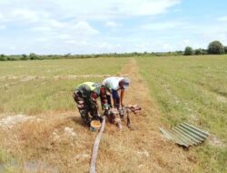 Babinsa Koramil 09/Banda Mulia Bantu Petani Isi Air Sawah