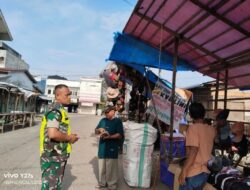 Babinsa Komsos Bersama Pedagang Kaki Lima Dan Ajak Jaga Kebersihan