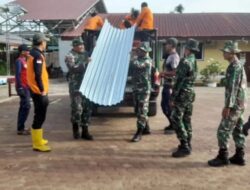 Gerak Cepat Koramil 02/Karang Baru Bersama BPBD Gotong Royong Bantu Perbaikan SD IT Darul Mukhlisin Yang Terkena Puting Beliung