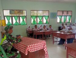 Peduli Pendidikan, Serda Budi Bantu Mengajar Siswa SMPN 1 Seruway