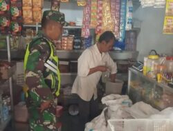 Babinsa Cek Harga Sembako Di Kios Milik Warga Desa Binaan