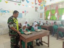 Babinsa Bukit Rata Dampingi Program BGN Siswa SD Sungai Liput
