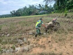 Serka Subagio Bantu Petani Bajak Sawah