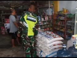 Babinsa Koramil 02/Karang Baru Cek Harga Sembako di Kios Warga