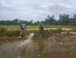 Babinsa 08/Rantau, Serda Agus Santoso Bantu Petani Mengairi Sawah