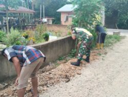 Babinsa dan Warga Desa Banai Tunjukkan Semangat Gotong Royong, Bersihkan Lingkungan