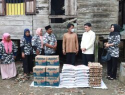 Ricky Anthony Serahkan Bantuan untuk Korban Kebakaran di Hinai Kanan