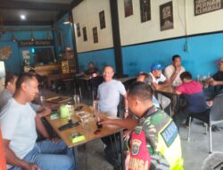 TNI dan Masyarakat Bersatu, Babinsa Desa Bukit Tempurung Komsos Dengan Senda Gurau