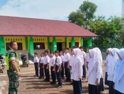 Tanamkan Kedisiplinan, Babinsa Melatih PBB di SMP N 2 Sriwijaya