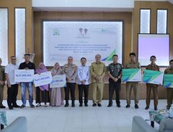 Pemkab Aceh Tamiang Serahkan Kartu BPJS Ketenagakerjaan Hasil Iuran DBJ Sawit