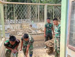 Semangat Anggota Koramil 05/Tamiang Hulu Bersama Batalion TP 902/SPG Bersihkan Masjid Baiturrahman