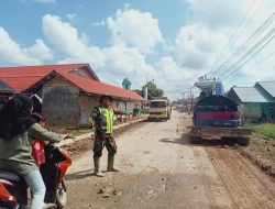 Babinsa Terus Kawal Alat Berat Bersihkan Jalan Agar Mudah Di Lalui