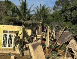Anggota Koramil 05/Tamiang Hulu Bantu Pembongkaran Dan Pembersihan Rumah Warga Terdampak Bencana