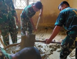 Babinsa Koramil 08/Rantau Bantu Bersihkan SLB N 1 PEMBINA Pasca Banjir, Upayakan Proses Belajar Kembali Normal