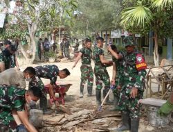 Babinsa Koramil 06/Manyak Payed Melaksanakan Kegiatan Pembersihan Parit Dan Halaman Sekolah SMA Negeri 1 Mayak Payed