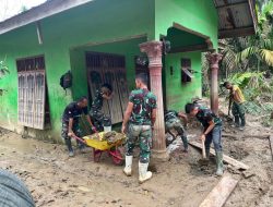 Serka Adi Sunoto Bersihkan Rumah Lansia Terdampak Banjir
