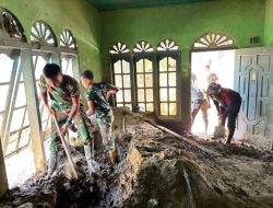 Anggota Koramil 05/Tamiang Hulu Gotong Royong Bersama Warga Bersihkan Rumah Warga