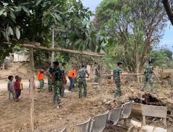 Babinsa Koramil 05/Tamiang Hulu Bantu Warga Bersihkan Rumah Pasca Banjir