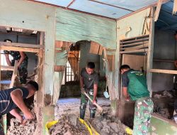 Wujud Kepedulian Kepada Masyarakat, TNI Bahu Membahu Bersihkan Rumah Warga Pasca Banjir