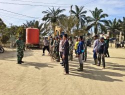 Anggota TNI-Polri Dan Masyarakat Lakukan Gotong Royong Bersih Sampah Pasca Banjir