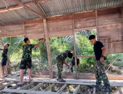 Anggota Koramil 05/Tamiang Hulu Bantu Bersihkan Rumah Warga Pasca Banjir