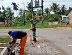 Babinsa Koramil 04/Bendahara Bersama Warga Gotong Royong Bersihkan Sampah