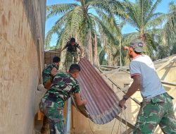 Anggota Koramil 05/Tamiang Hulu Bantu Warga Bongkar Puing Rumah Yang Robo Di Terjang Banjir