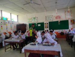 Babinsa Koramil 03/Seruway Dampingi Makan Bergizi Gratis (MBG) Di SMA Negeri 1 Seruway