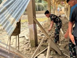 Anggota Koramil 05/Tamiang Hulu Bantu Warga Bersihkan Puing Dan Rumah Pasca Banjir