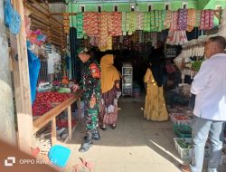 Babinsa Turun Ke Pasar Pasca Banjir, Kawal Stabilitas Harga Sembako