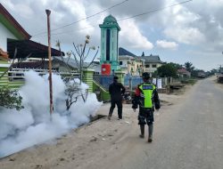 Cegah DBD Pasca Banjir, Babinsa Koramil 04/Bendahara Dampingi Fogging Dari Dinkes