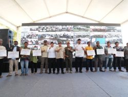 Bupati Aceh Tamiang Bersama Mendagri Serahkan Bantuan Stimulan Rumah Rusak
