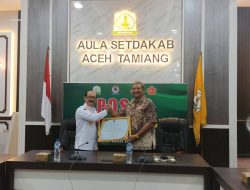 Bupati Aceh Tamiang Terima Penghargaan Pembentukan Posbankumdes 100 Persen