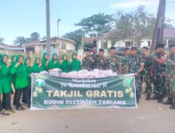 Berbagi Di Bulan Suci Ramadan, Koramil 07/Kejuruan Muda Bagikan Takjil Kepada Pengguna Jalan